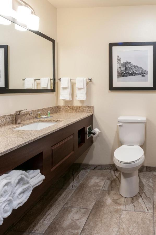 Cobblestone Hotel & Suites Appleton International Airport Neenah Exterior foto